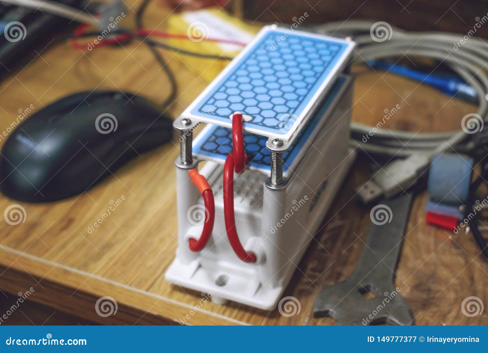 Diy Ozongenerator Ozonizer Tung Ozongenerator Diy Med Bla Plattabehandling Selektivt Fokusera Fotografering For Bildbyraer Bild Av Applejacken