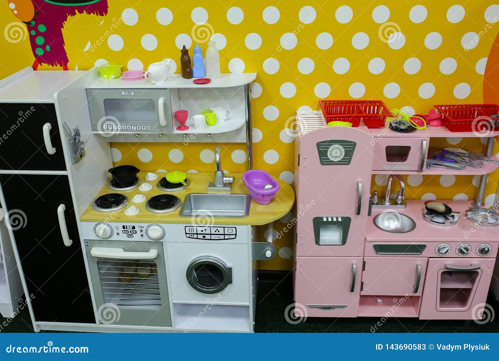 Pastel, Cozinhas De Brinquedo, De Cor Rosa E Branca Jogos Para Raparigas No  Centro De Entretenimento Ou Em Casa Tempo Livre Para Imagem de Stock -  Imagem de divertimento, prateleira: 143690583