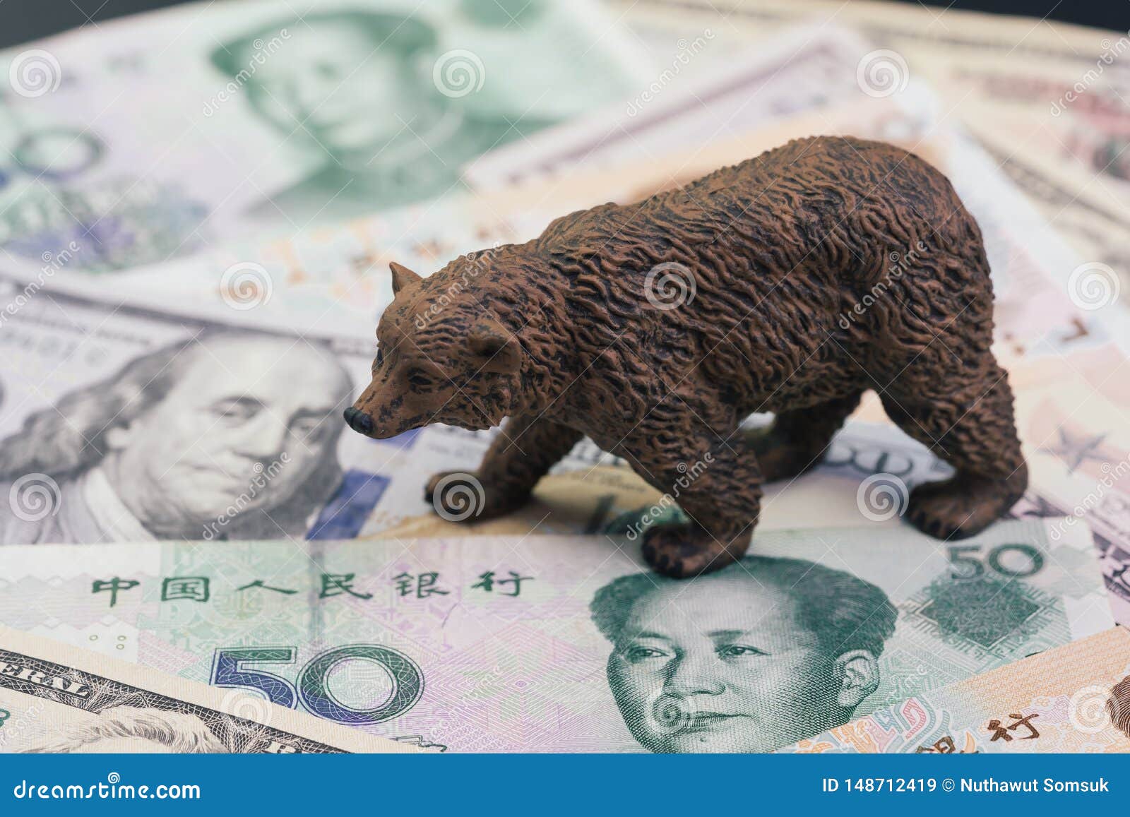 E.U. e de guerra comercial e de tarifa de China impacto ao mercado de urso, queda dos pre?os no conceito conservado em estoque, f. US and China trade war and tariff impact to bear market, price drop in stock concept, bear figure walking on pile of United States and Chinese banknotes, world most financial influence countries