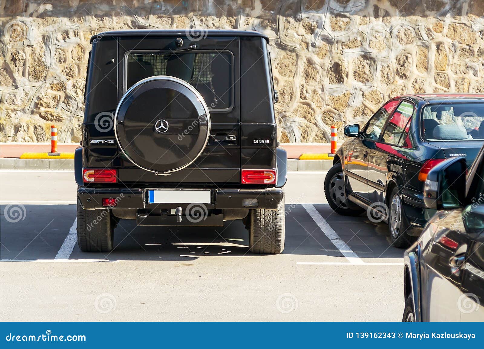 Black Car Mercedes Benz G63 Amg On An Outdoor Parking Lot On A Sunny Day Back View Foto De Archivo Editorial Imagen De Brutal Negro Black Car Mercedes Benz G63 Amg On An Outdoor Parking Lot On A Sunny Day Back View Foto De Archivo Editorial Imagen De Brutal Negro
