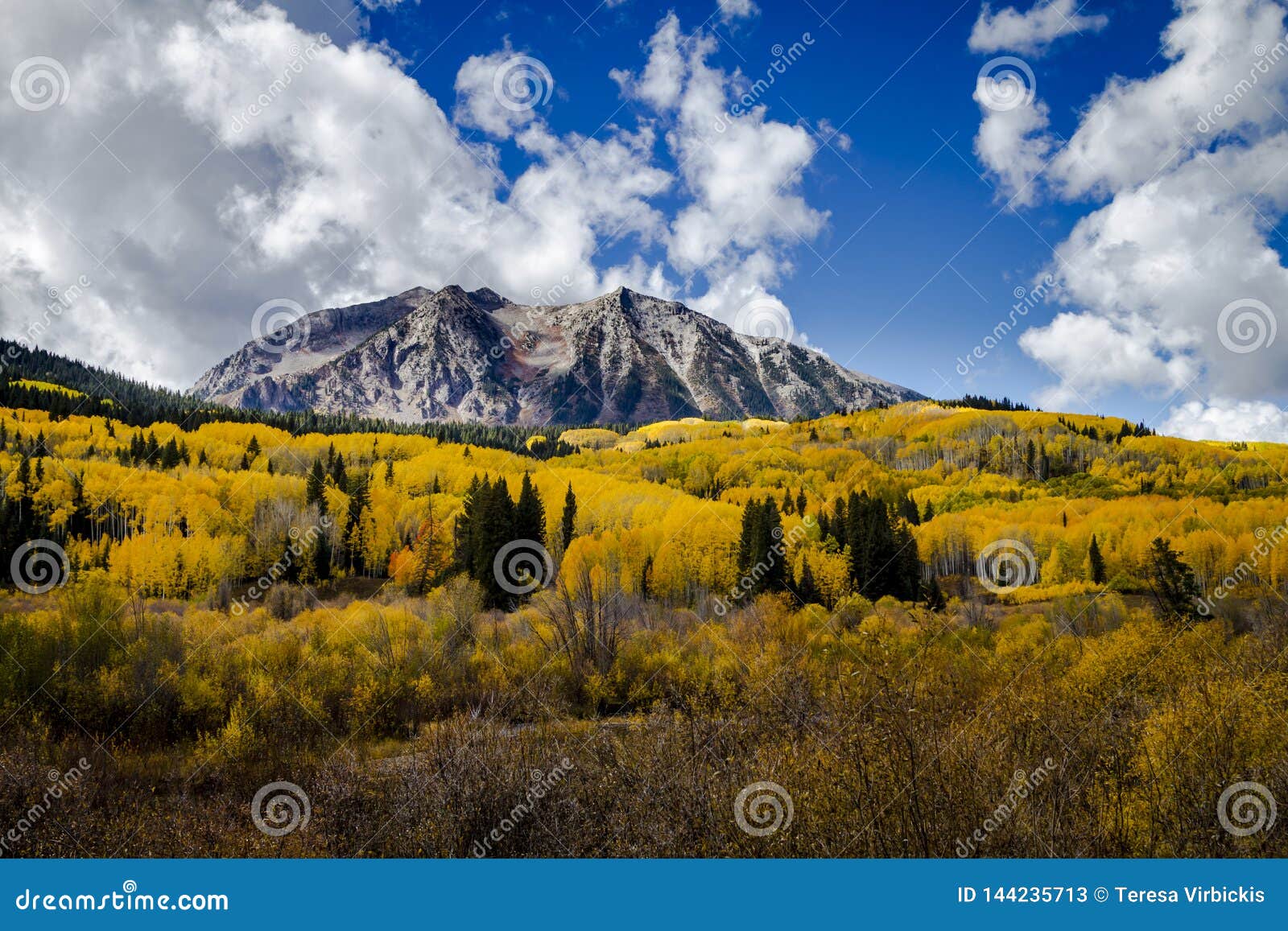 Autumn Color in San Juan and Rocky Mountains of Colorado. Восточная гора Beckwith на солнечном после полудня осени и долина под полностью цветом падения