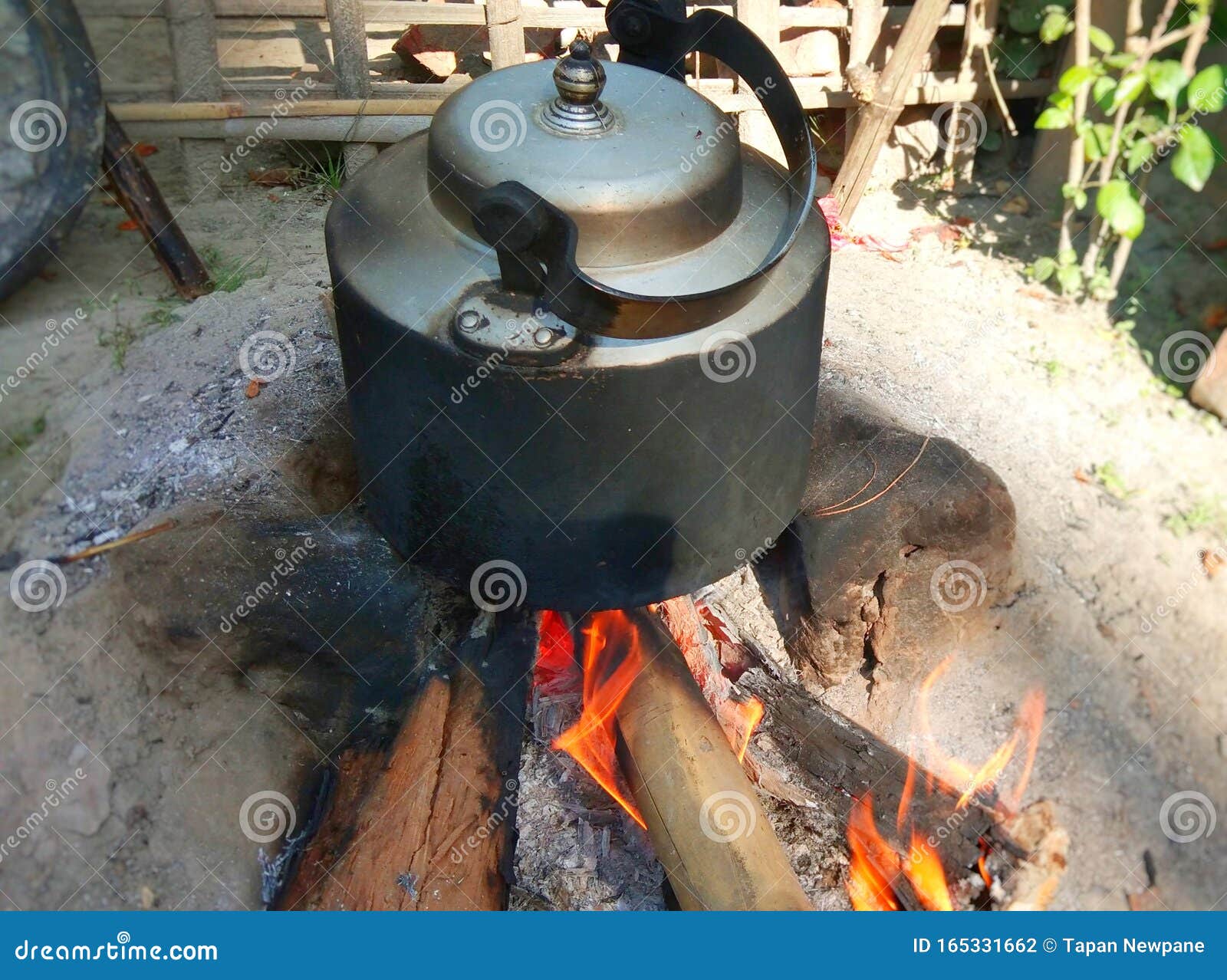 https://thumbs.dreamstime.com/z/earthen-stove-burning-firewood-indian-rural-village-cooking-ways-traditional-way-cooking-rural-india-village-earthen-165331662.jpg