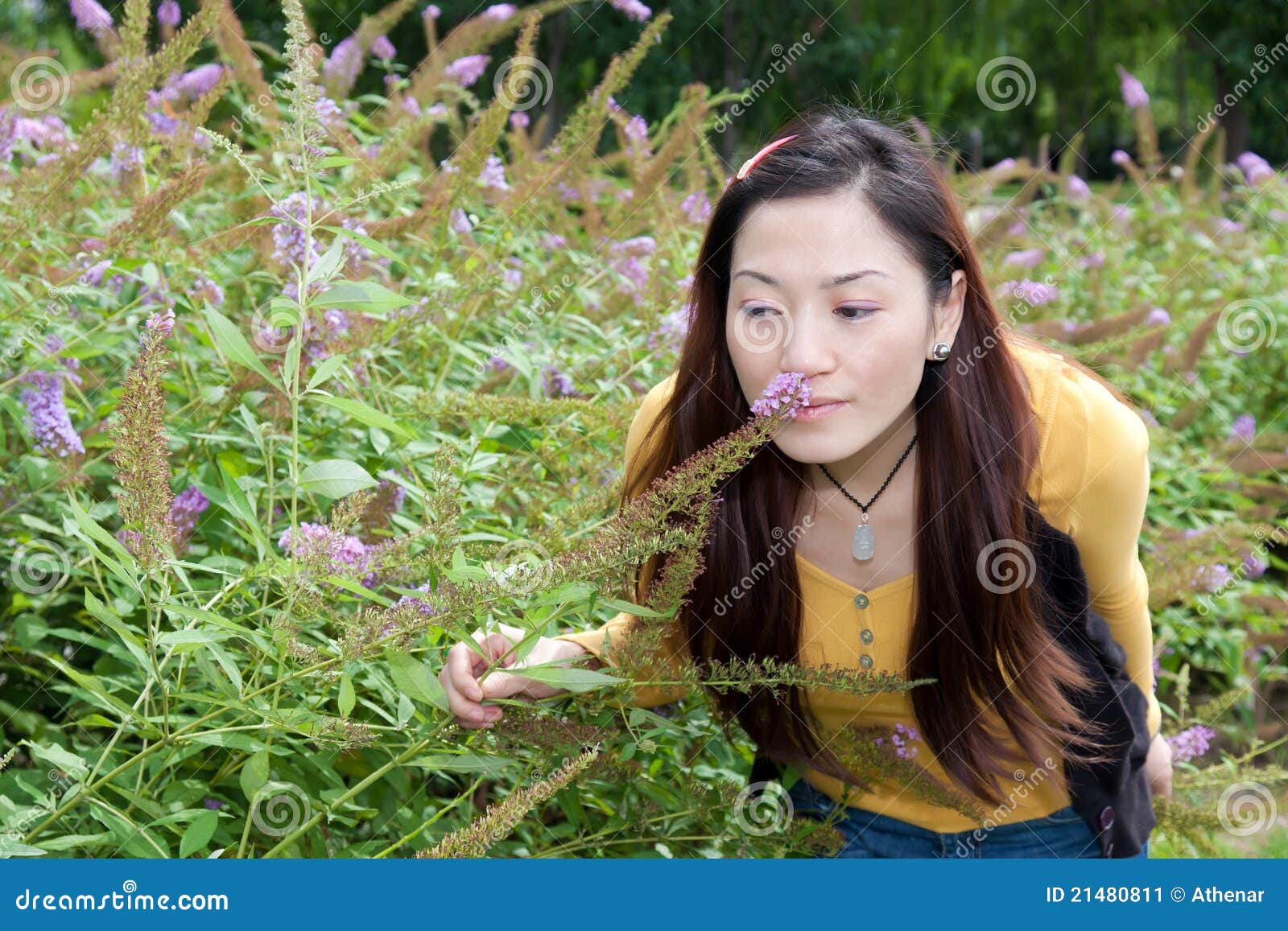 Still more Asian girls bending over