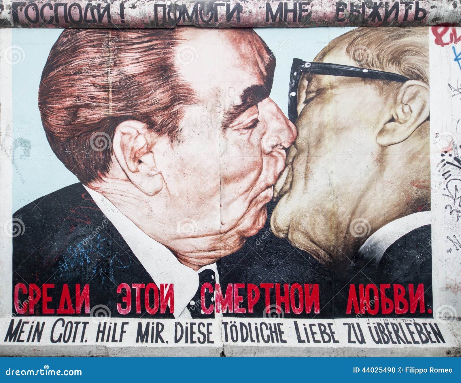 All 102+ Images what nationality are the two politicians depicted kissing on the former berlin wall? Excellent