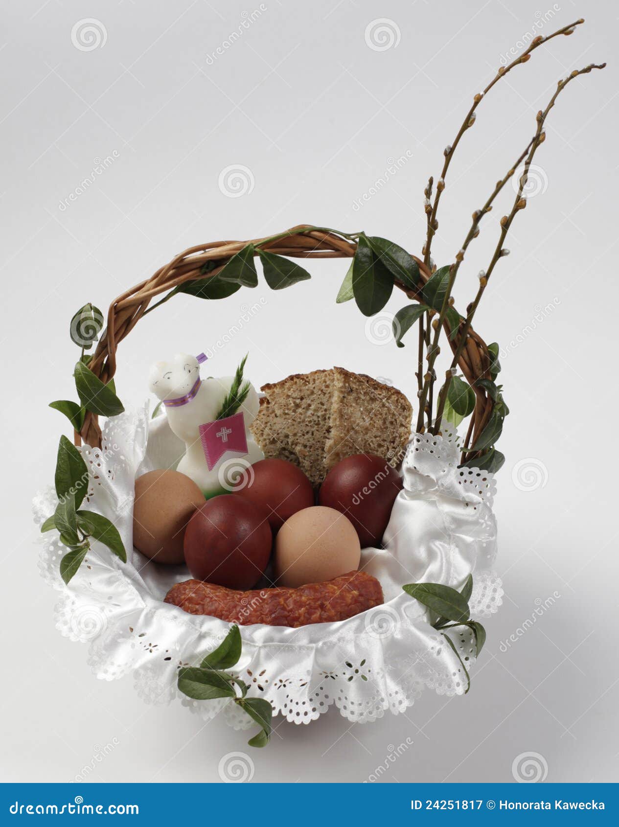 https://thumbs.dreamstime.com/z/easter-basket-24251817.jpg