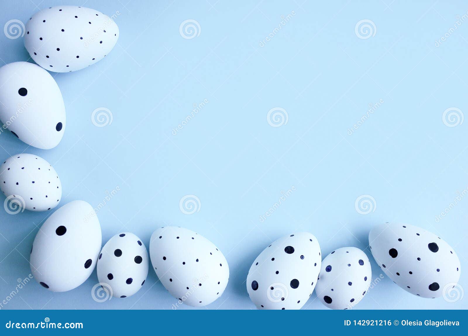 Màu xanh ngọc bích của nền bức tranh tôn lên vẻ đẹp của những quả trứng Phục Sinh được phủ bởi những họa tiết hoa lá trang trí tinh tế. Để thấy được sự hài hoà tuyệt đẹp giữa màu sắc và họa tiết này, hãy nhấp chuột để xem bức hình liên quan.