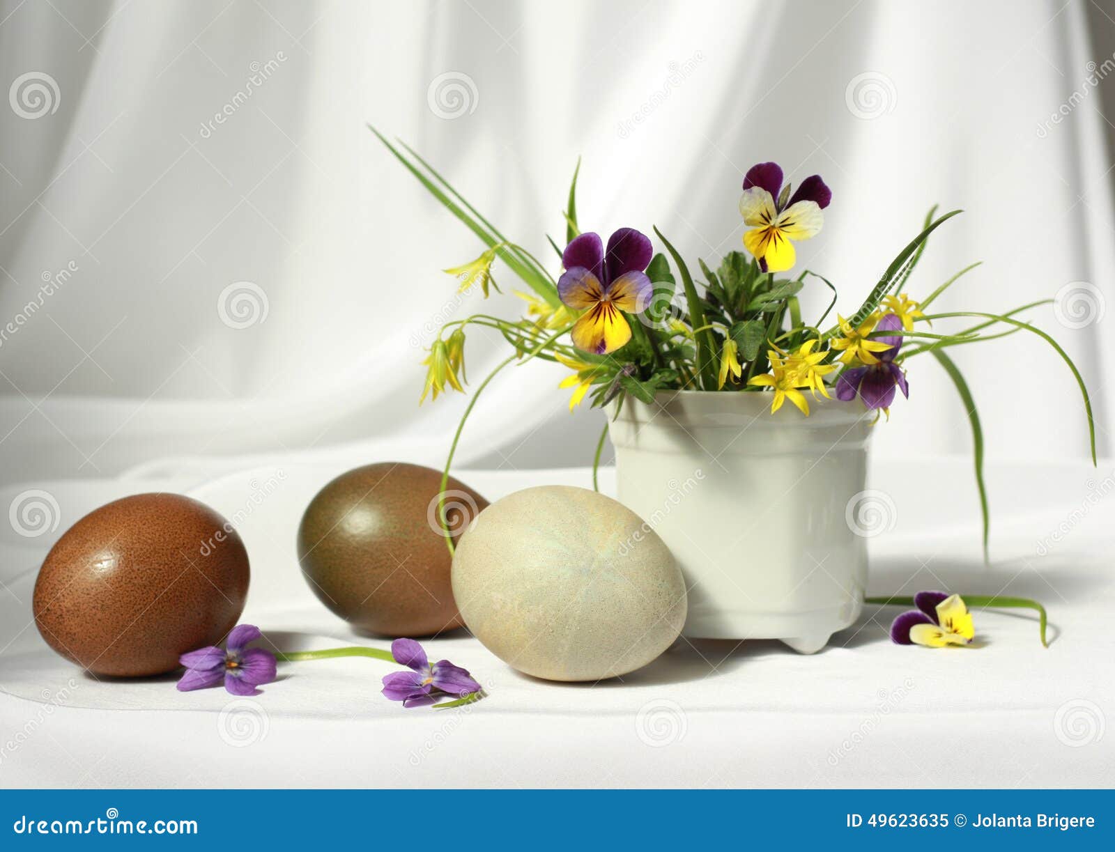 easter eggs with heartsease