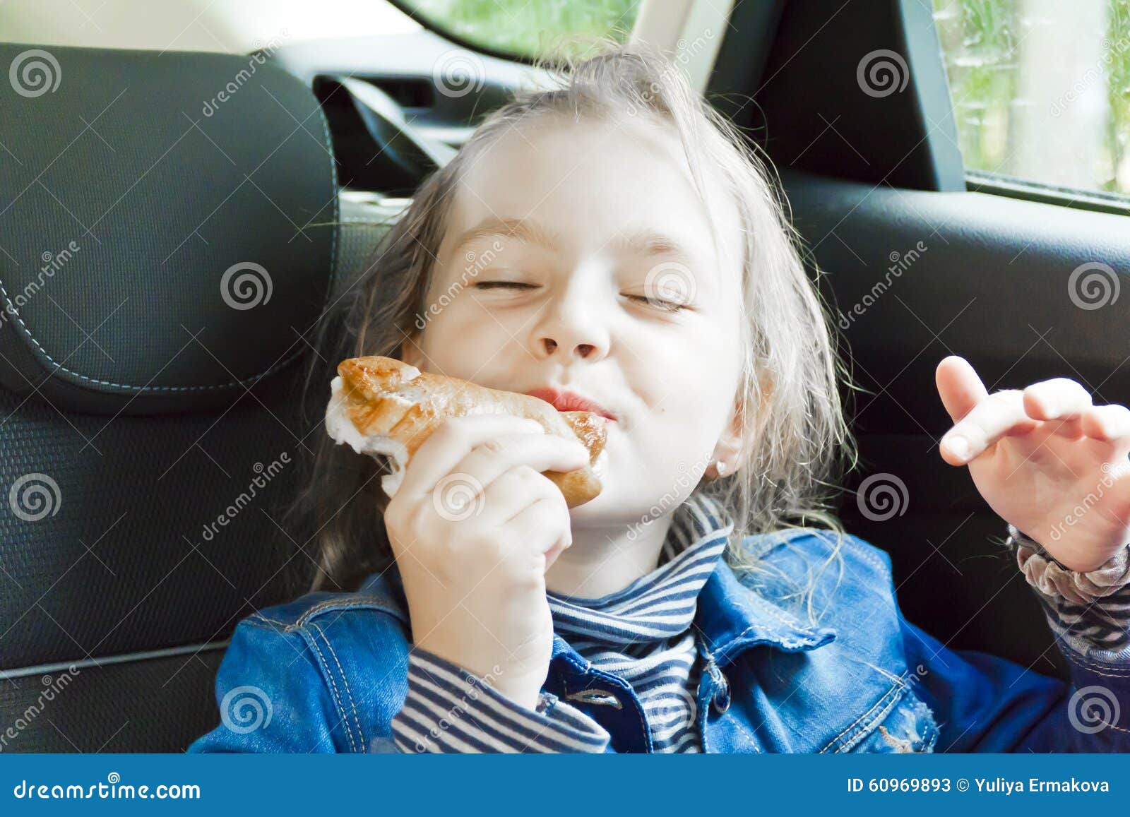 https://thumbs.dreamstime.com/z/eating-cute-girl-sitting-inside-car-blond-wet-hair-60969893.jpg