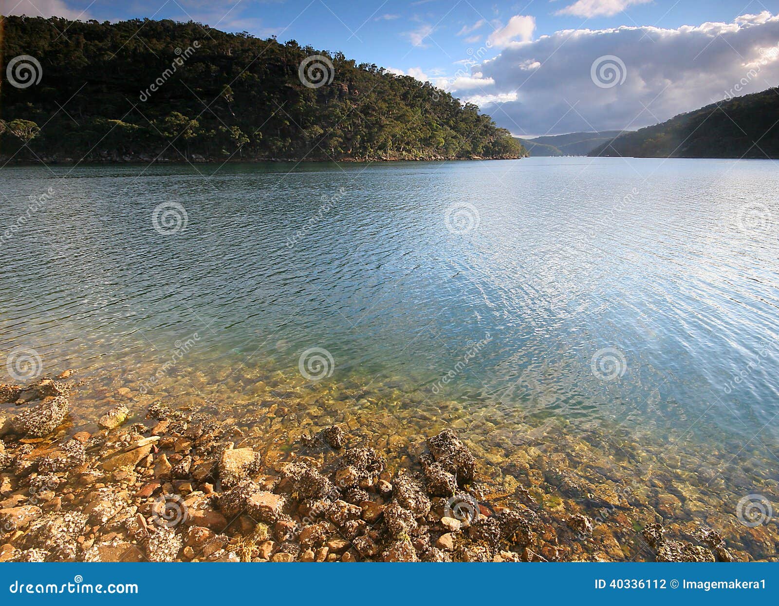 Eau De Rivière Clair Comme De L'eau De Roche Photo stock Image du