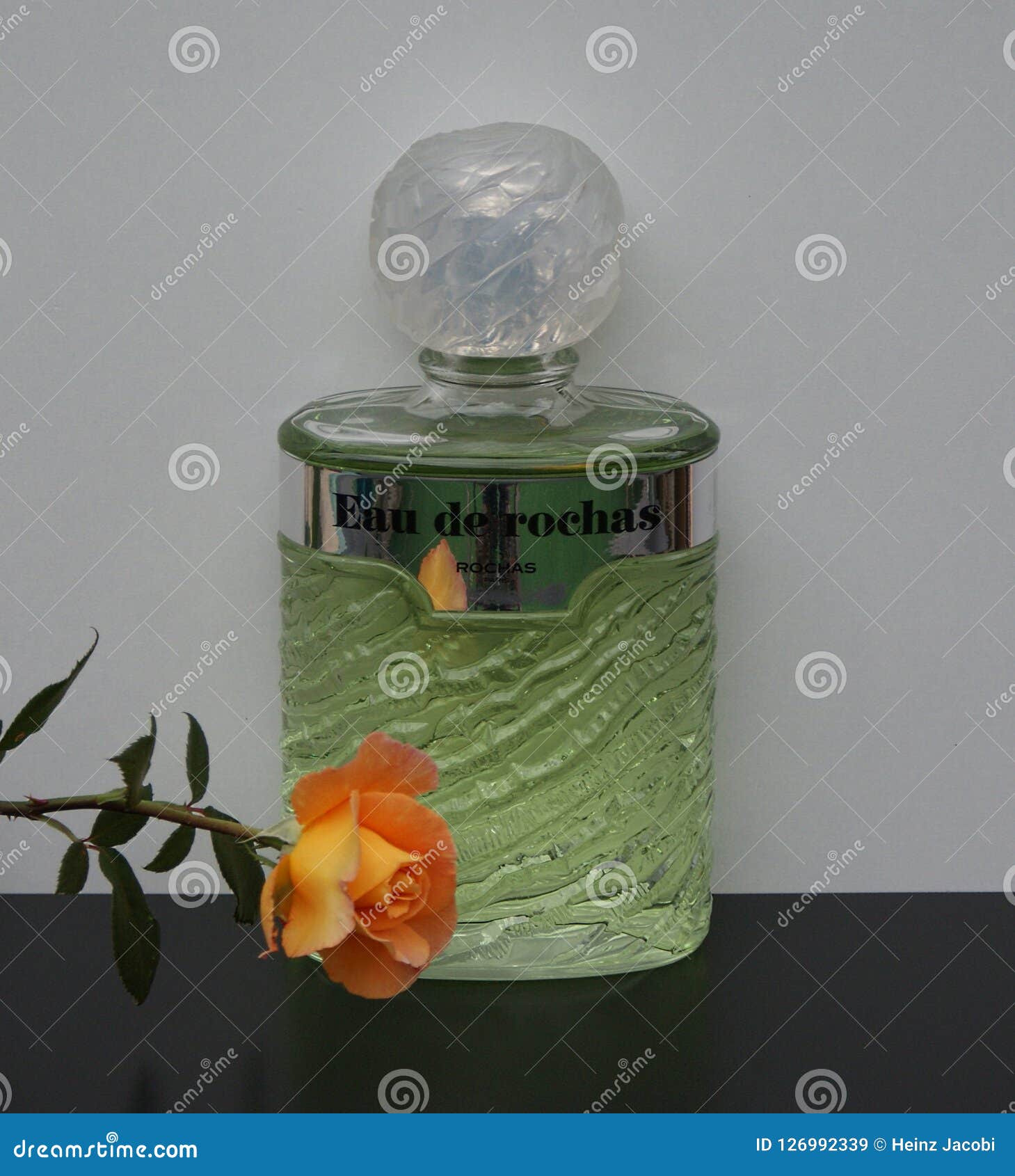 Eau De Rochas 夫人的芬芳 用英语装饰的大香水瓶上升了编辑类库存图片 图片包括有仍然 复制
