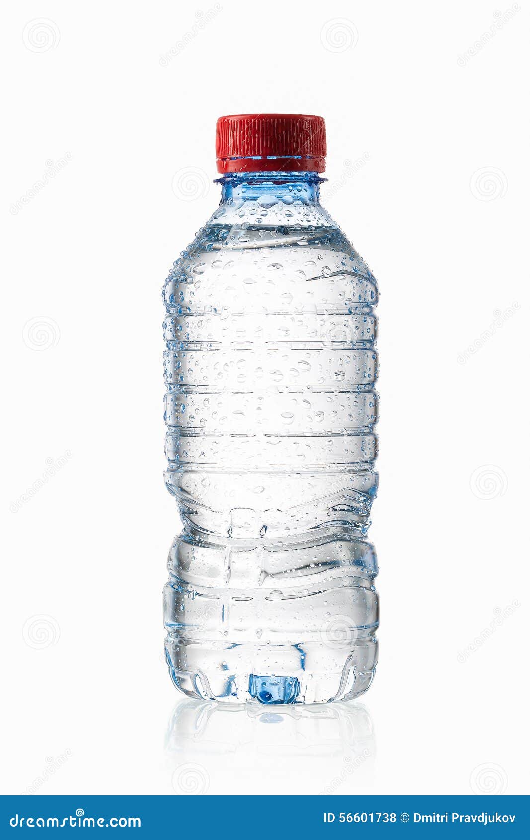une petite bouteille en plastique d'eau minérale sur fond blanc