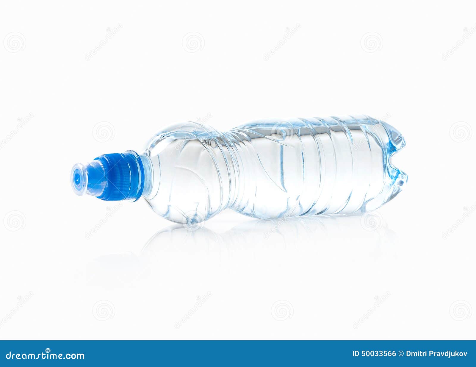 Eau Petite Bouteille D'eau En Plastique Sur Le Fond Blanc Image stock -  Image du rouge, froid: 49906169