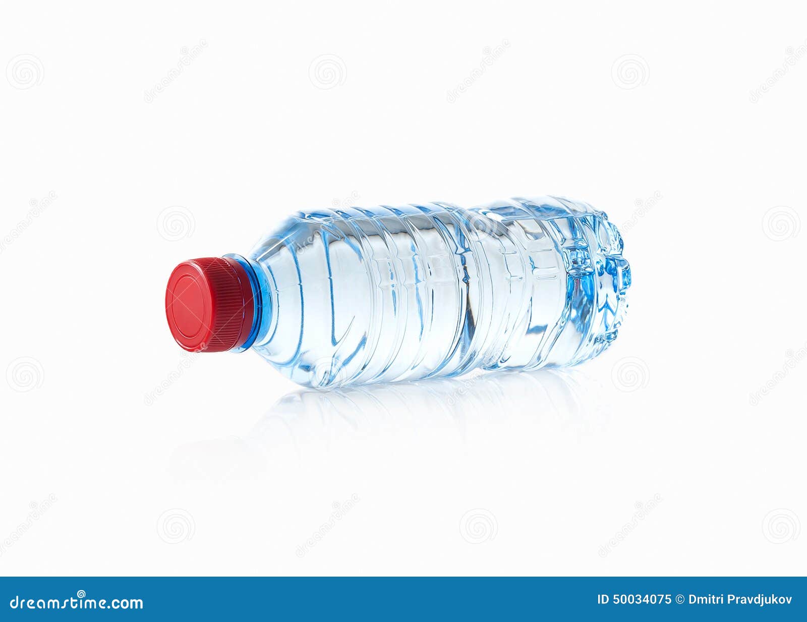 Eau Petite Bouteille D'eau En Plastique Sur Le Fond Blanc Image stock -  Image du capuchon, dessus: 50034075