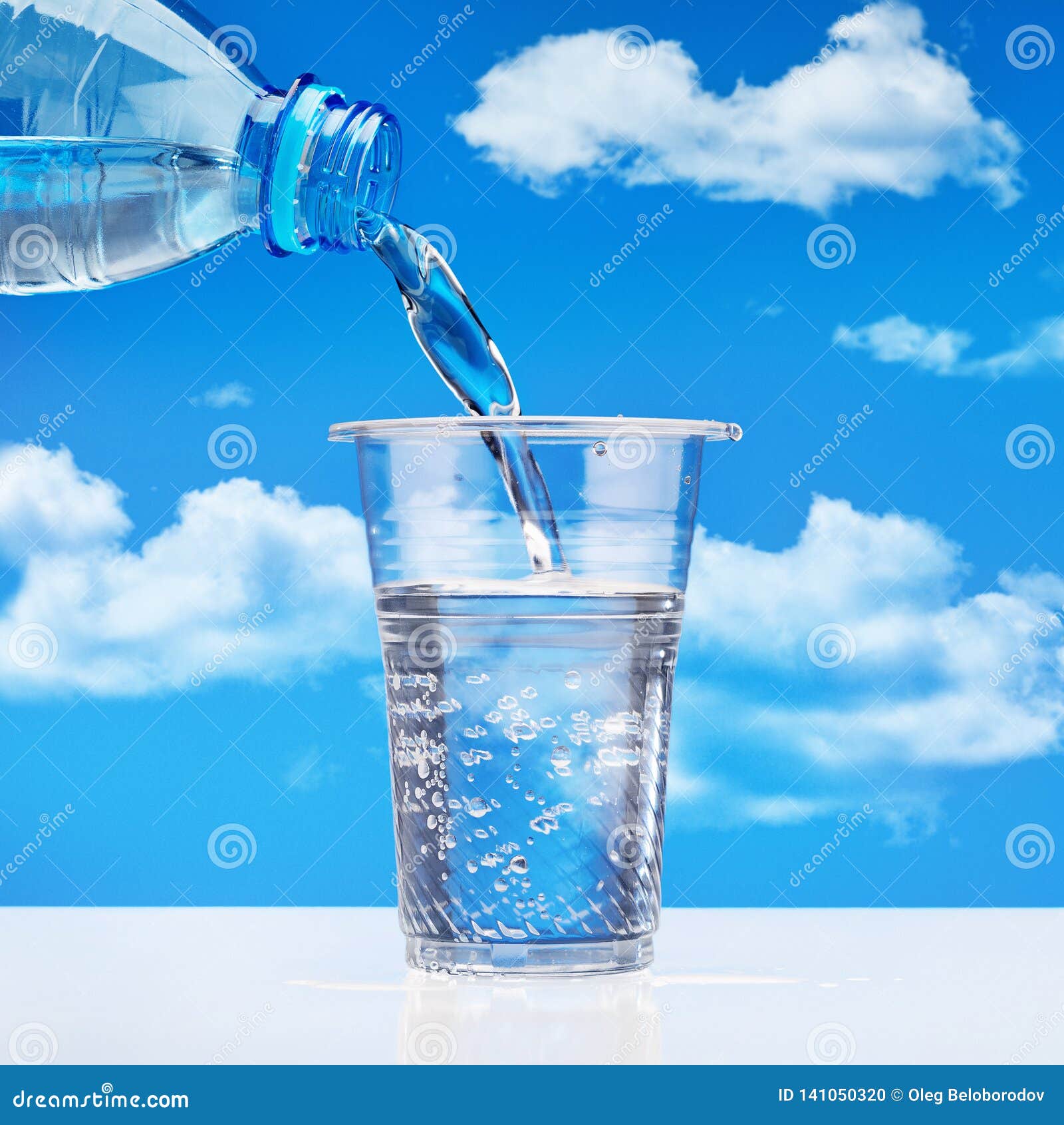 Verre d'eau en plastique photo stock. Image du becher - 32851496