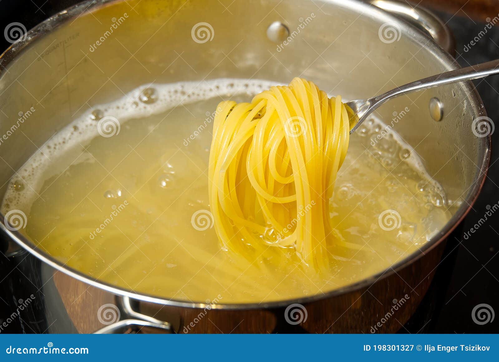 Ebollizione Di Spaghetti Di Pasta in Pentola Pasta Di Stagno