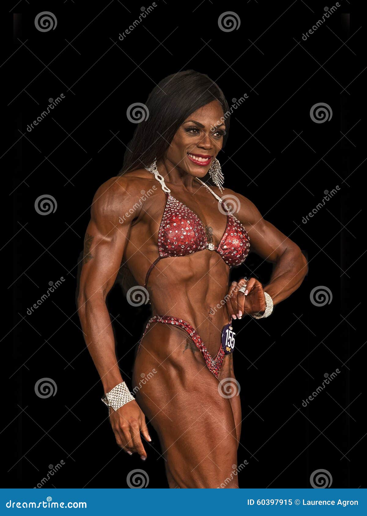 Ebony Figure Beauty. Aturdir e beleza amarela, Tammy Tenant-McCoy brilharam juizes com seu físico impressionante, tomando o primeiro lugar em figura 35 & sobre a categoria nos 2015 campeonatos do universo de NPC em Teaneck, o New-jersey o 3 de julho e o 4o, 2015