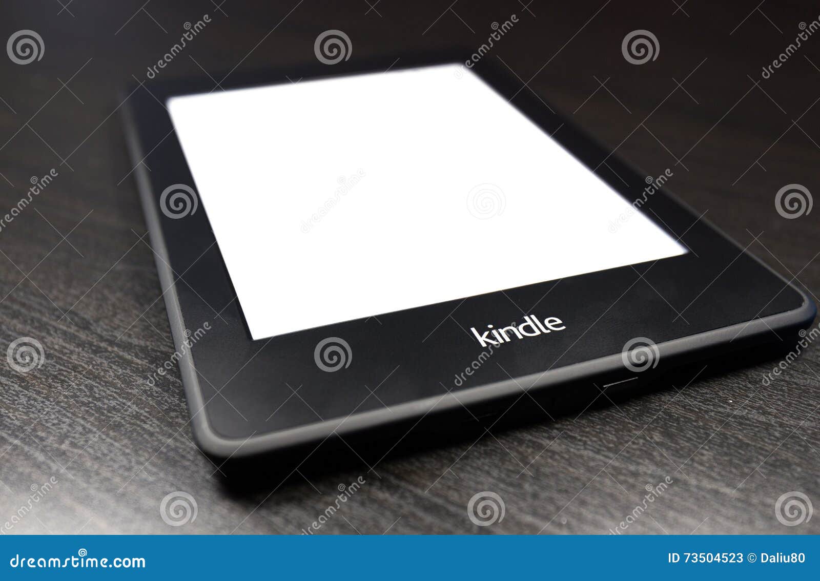 EBookLeser Kindle Auf Schwarzem Hintergrund Redaktionelles Stockfoto