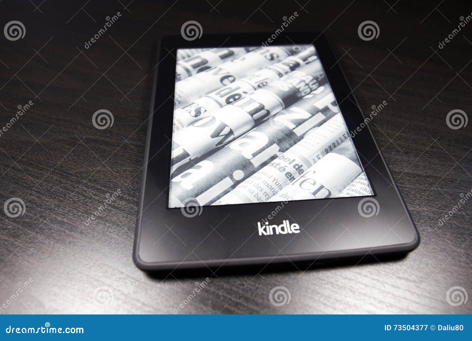 Kindle 4 trên nền đen - một sự kết hợp hoàn hảo giữa thiết kế tối giản và tính năng đặc biệt. Hãy cùng xem ảnh để khám phá nhiều tính năng và thông tin hữu ích về Kindle 4 trên nền đen nào!