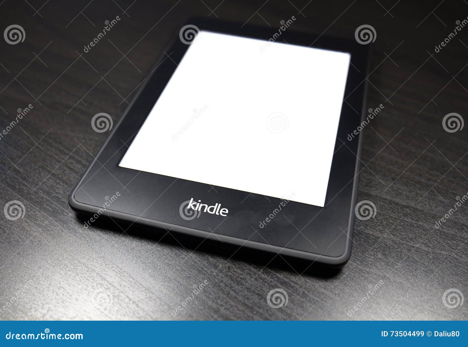 Kindle 4 là một thiết bị đọc sách lý tưởng và sang trọng cho những người yêu thích đọc sách. Đặc biệt, khi được thể hiện trên nền màu đen, thiết bị trở nên đẹp hơn và thu hút mọi ánh nhìn.