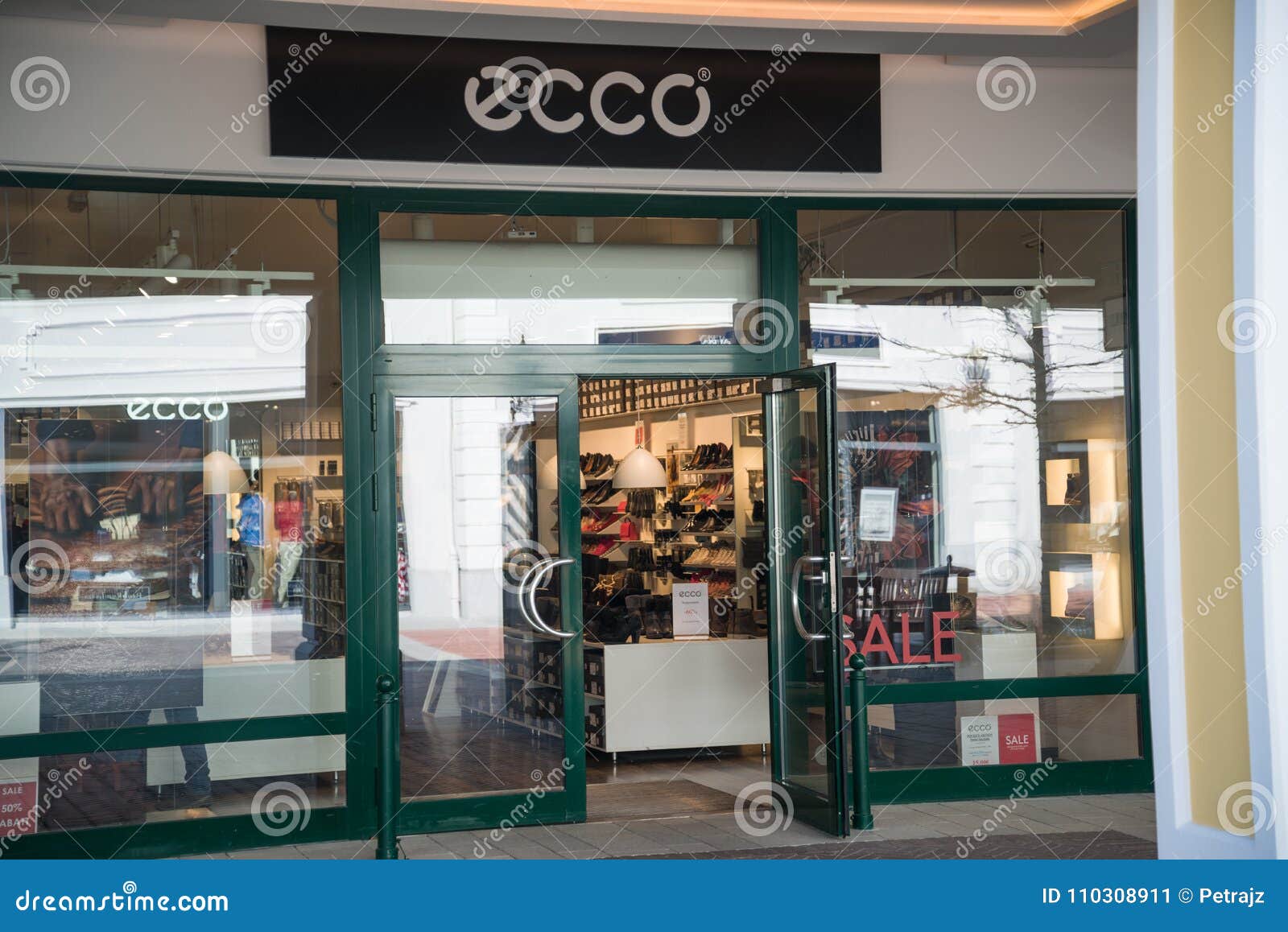 Til fods sur skrubbe Ecco Store in Parndorf, Austria. Editorial Photo - Image of entrance,  center: 110308911