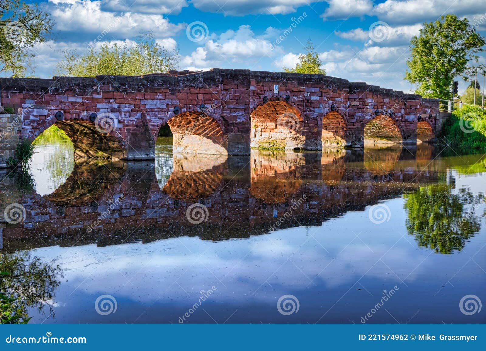 Eckington Bridge, River Avon With Bredon Hill In The Background Royalty
