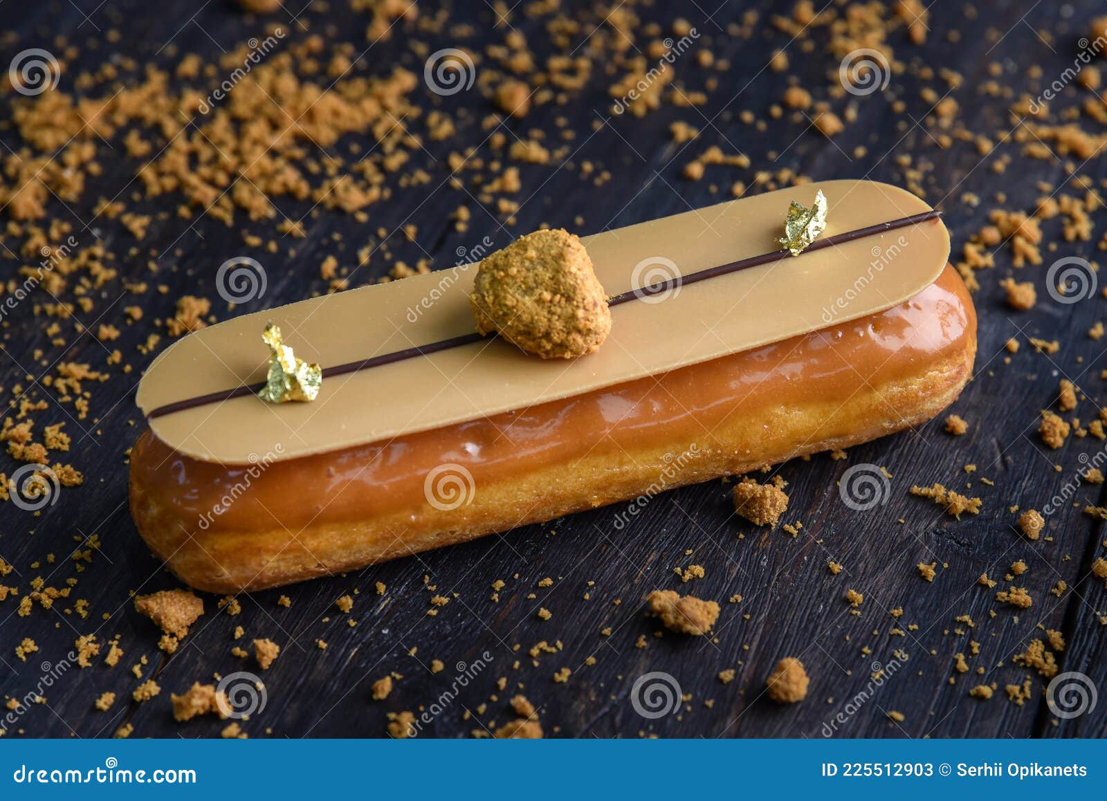 Eclair Con Caramello Decorato Con Una Barretta Di Cioccolato Con Oro  Commestibile Immagine Stock - Immagine di cotto, mangi: 225512903