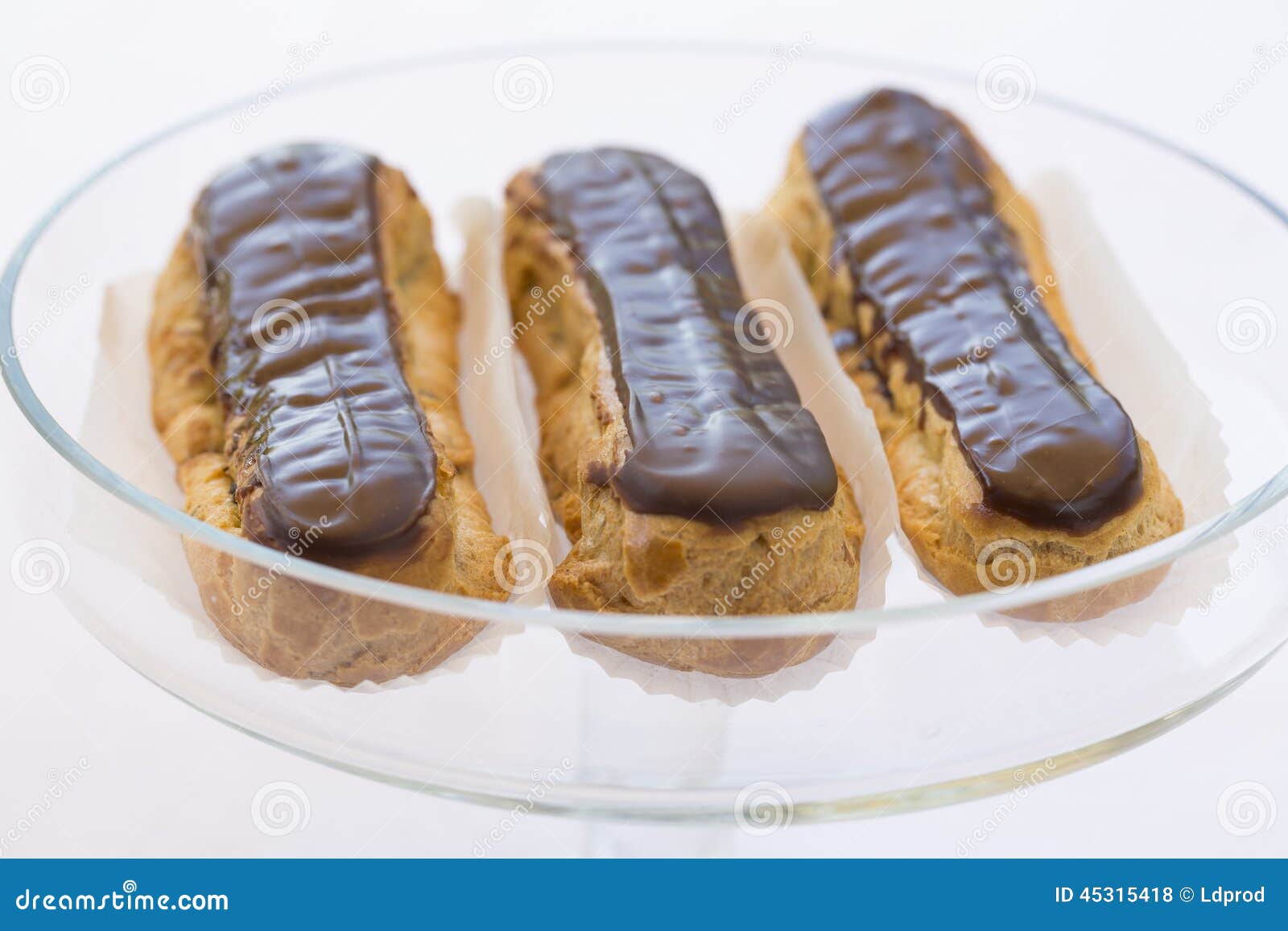 Eclairs De Chocolate Franceses Deliciosos En La Placa Foto de archivo Imagen de postre