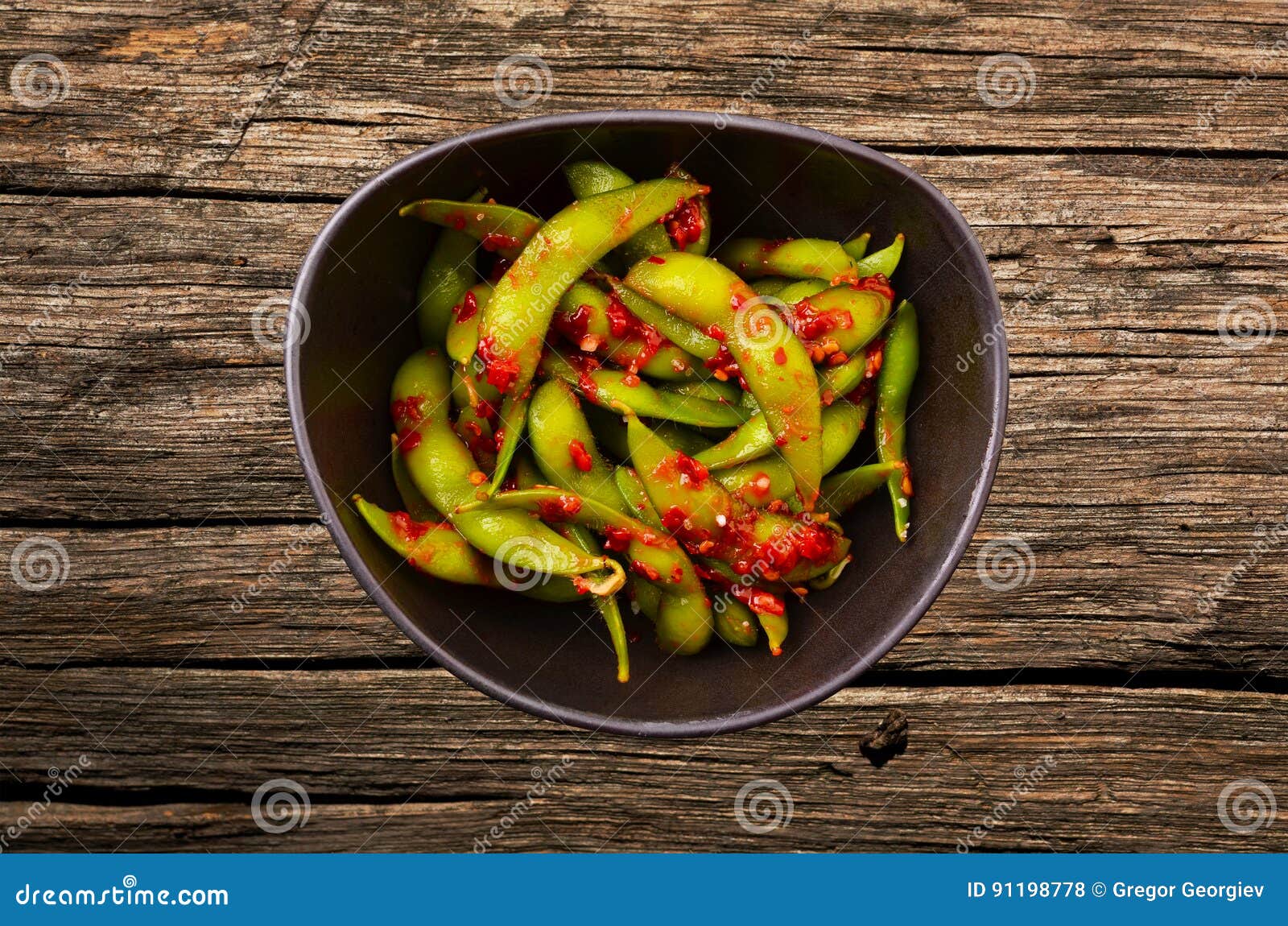 Edamame caldo. Edamame giapponese tradizionale con le carte calde su fondo di legno