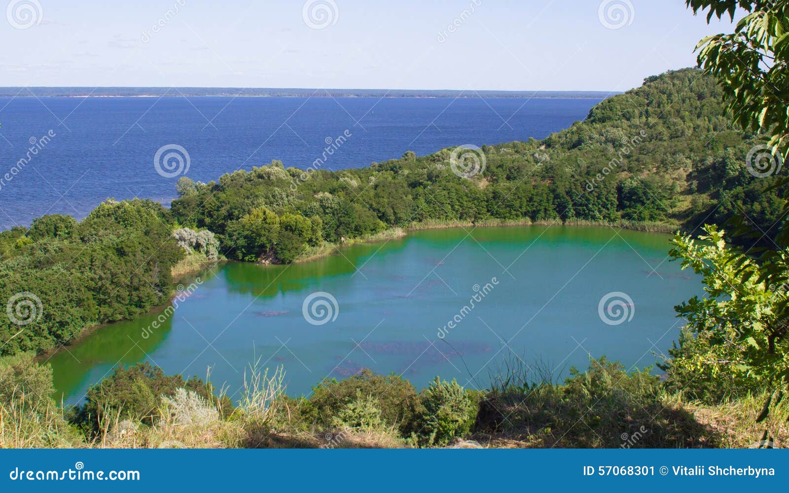 Eden湖 蓝色盐水湖. 青山包围的美丽的湖在乌克兰