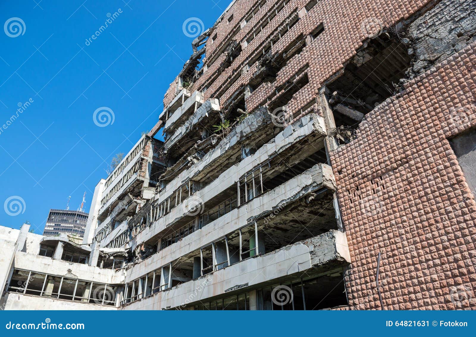 Edificio Bombardeado En Belgrado Imagen de archivo Imagen de armado