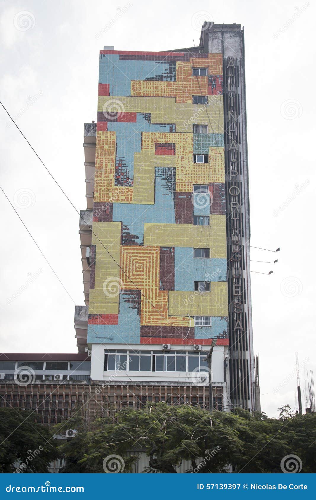 Edificio colorido en Maputo, Mozambique. Edificio colorido en Maputo, la capital de Mozambique