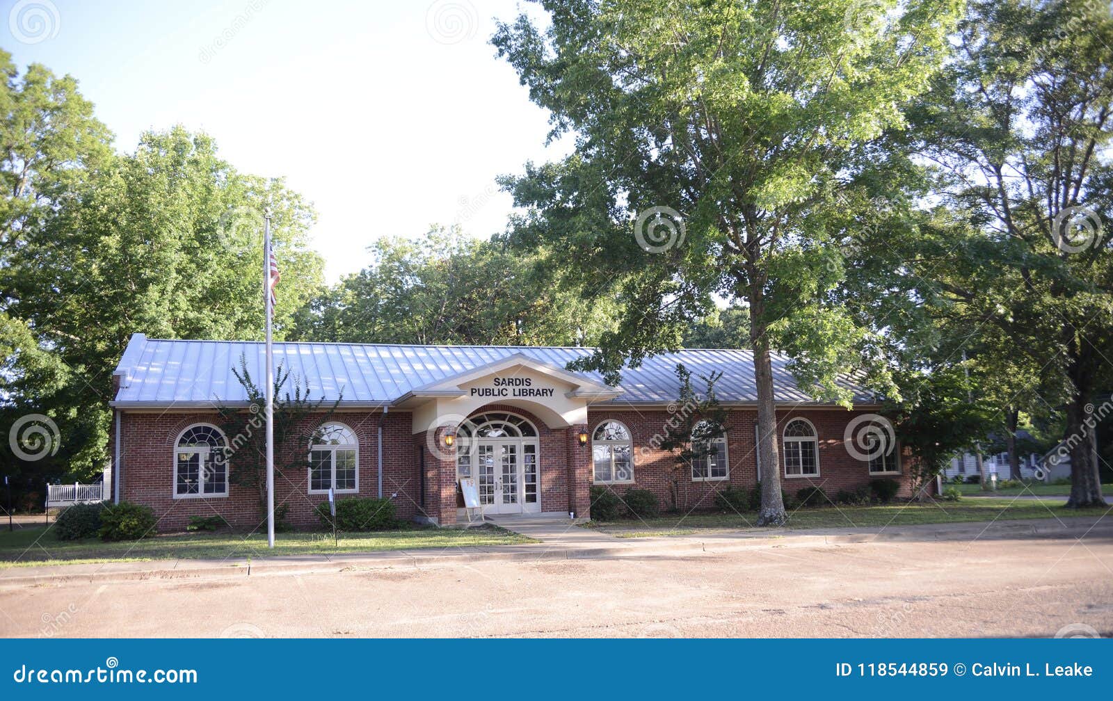 Edificio De Biblioteca Pública De Sardis Mississippi Imagen de archivo editorial Imagen de