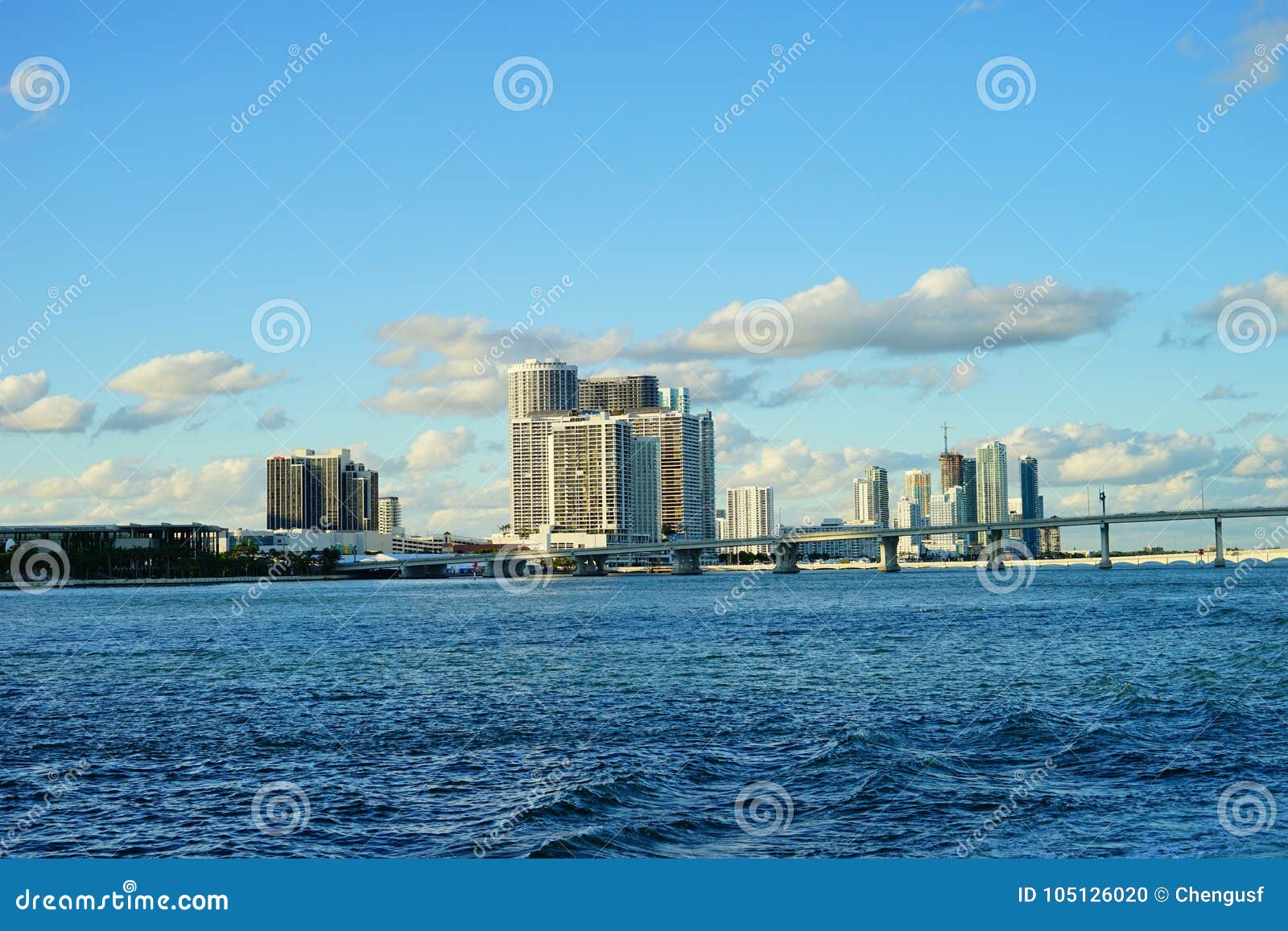 Edificio De La Vista Al Mar En El Sistema Del Sol Foto de archivo