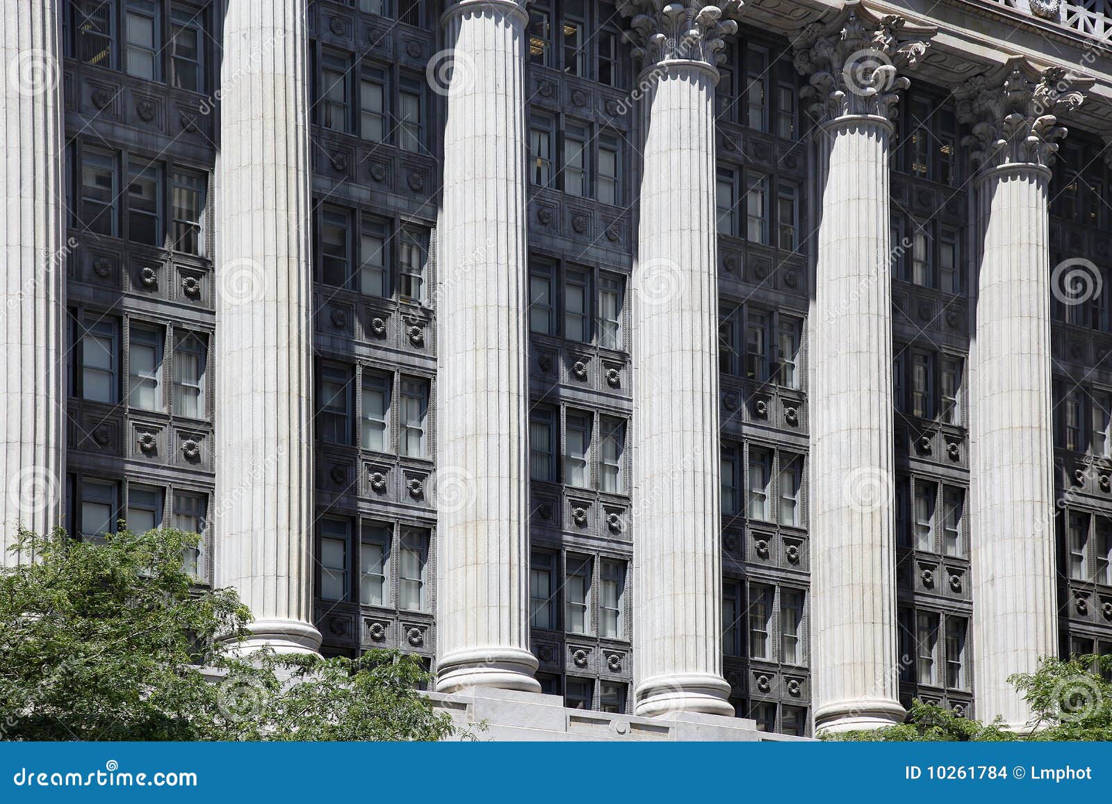 Edificio De Oficinas Con Columnas Foto de archivo - Imagen de cityscape,  brillante: 10261784, image size:1600x1157