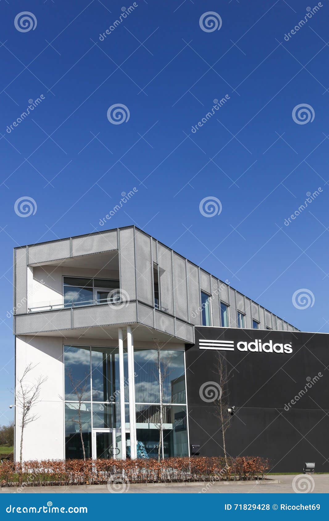 Edificio De Oficinas De Adidas Foto de archivo editorial - de adidas, sportswear: 71829428