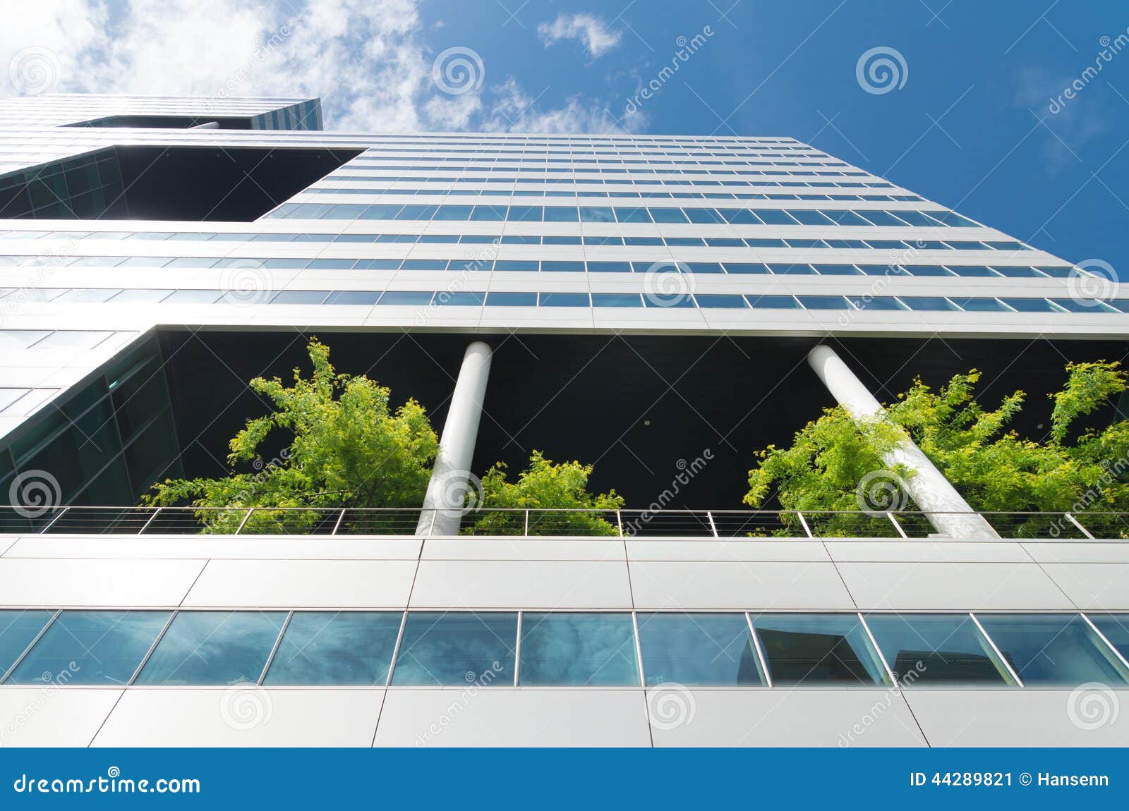 Edificio de oficinas ecológico. Edificio de oficinas moderno con el piso verde