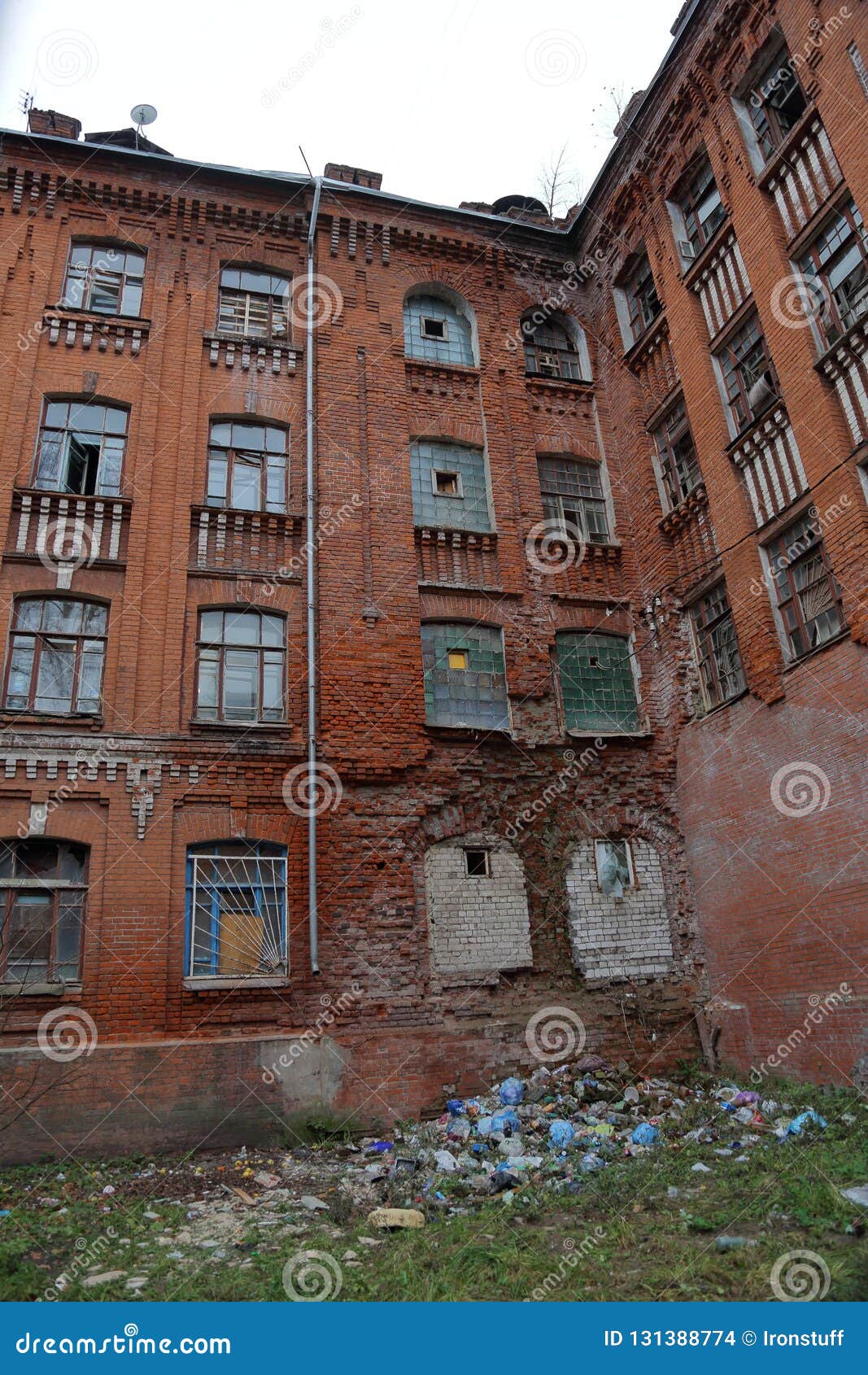 Edificio De Piedra Dilapidado Foto De Archivo Imagen De Fachada edificio-de-piedra-dilapidado-foto-de-archivo-imagen-de-fachada