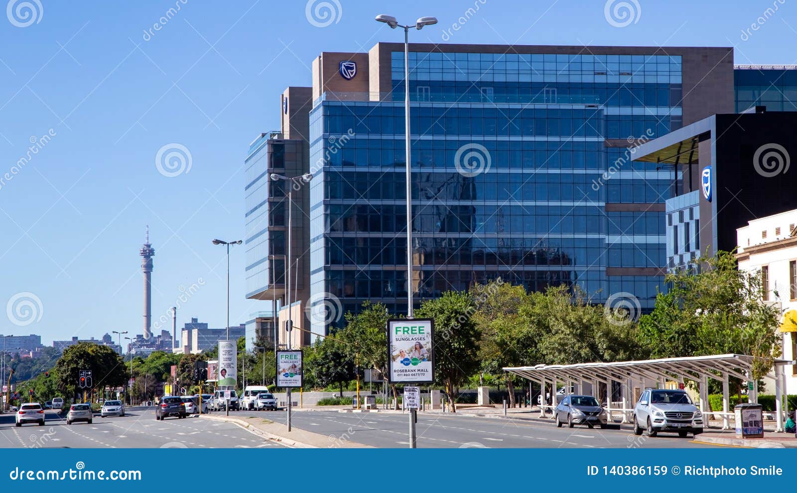 Edificio Del Standard Bank En Rosebank Johannesburgo Suráfrica El De Febrero Visión Abajo La Calle Ciudad Los Edificios Oficinas 140386159 