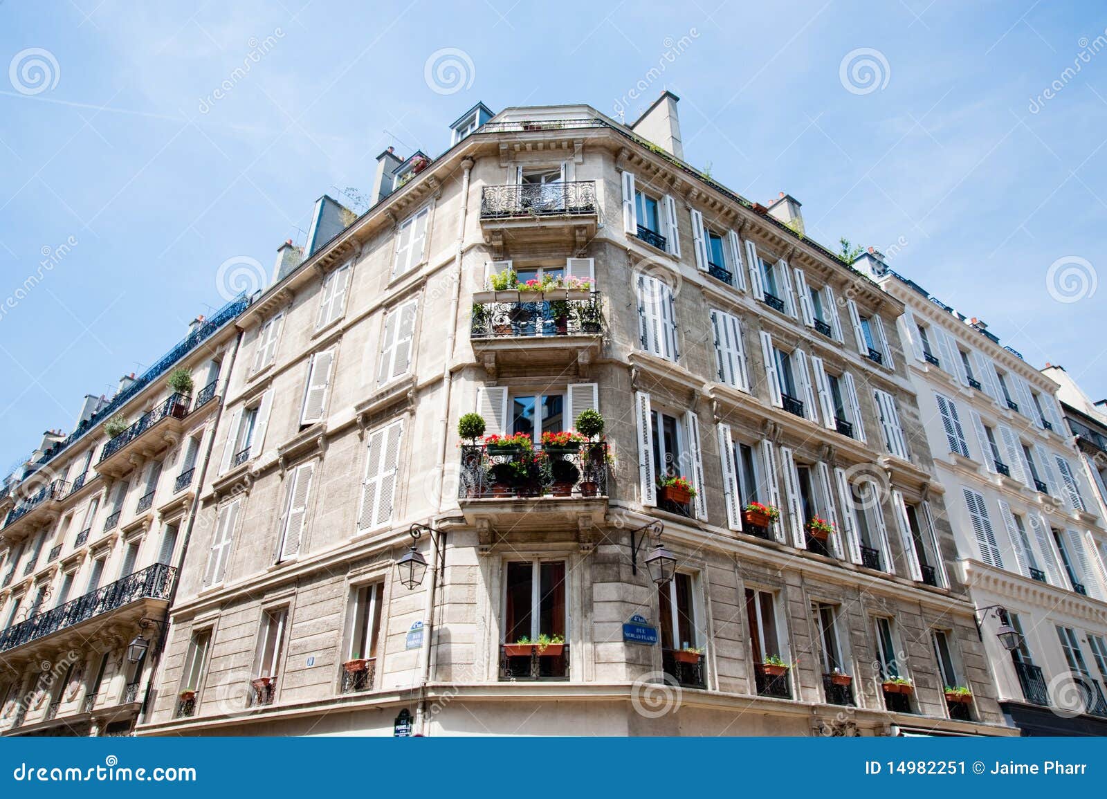 Edificio di Parigi immagine stock. Immagine di cielo 14982251