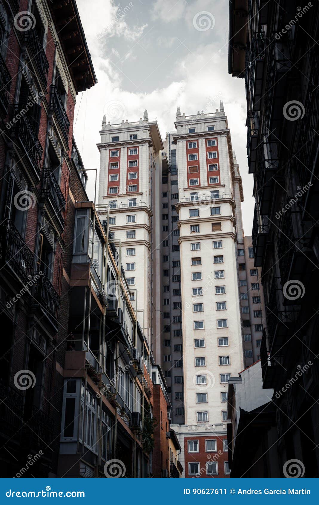 edificio espaÃÂ±a art deco skyscraper in plaza de espaÃÂ±a