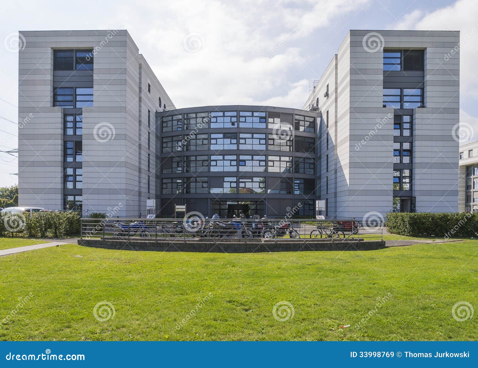 Edificio moderno en la CERN. Edificios en la organización centroeuropea para la investigación nuclear, investigadores del lugar de trabajo.  Ginebra Suiza