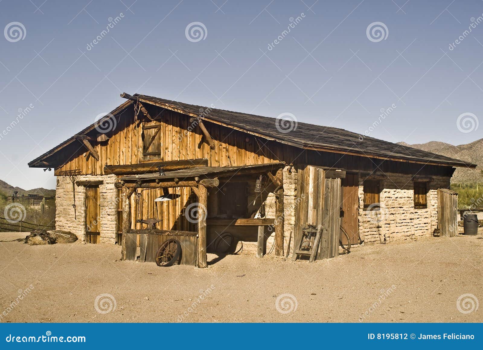 1,014 Edificio Occidental Viejo Del Rancho Fotos - Libres de Derechos y