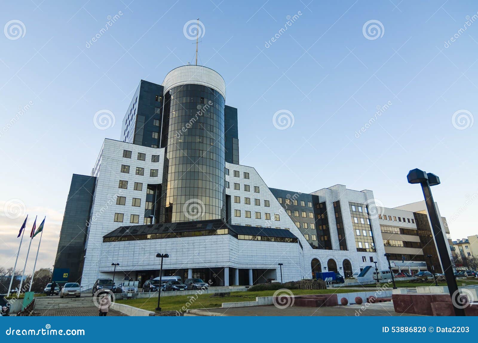 Edificio per uffici moderno con il cielo blu su fondo