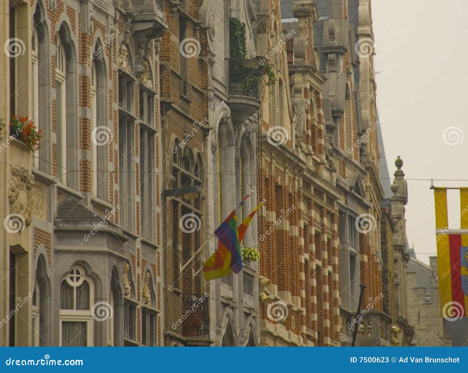 Edificios. Una opinión sobre una fila de casas viejas en Mechelen