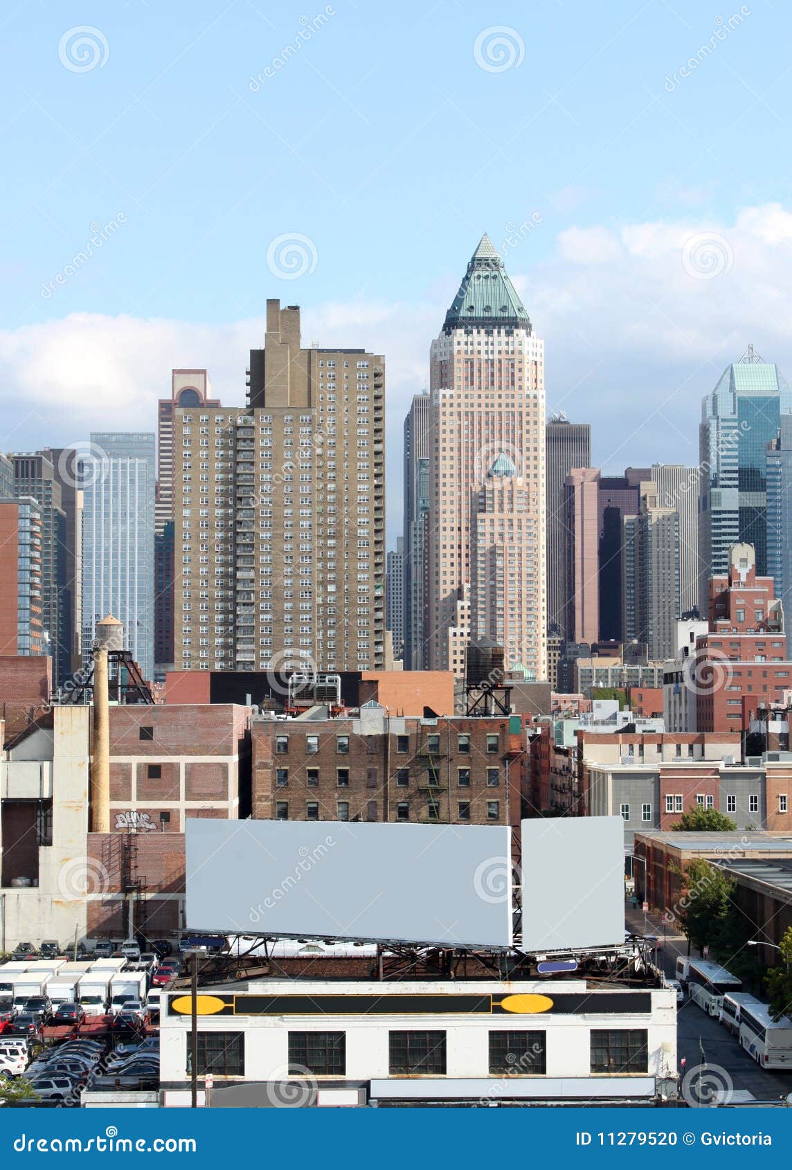 Edificios de Nueva York. Edificios de la oficina y del condominio de Nueva York a lo largo de la orilla del río de Hudson y de las carteleras en blanco en primer plano