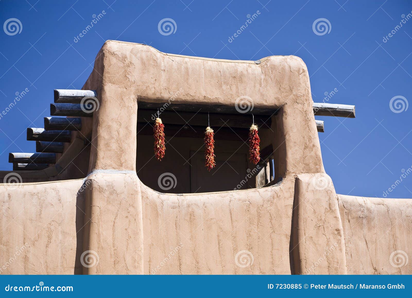 Edifício de Adobe. Edifício do estilo de Adobe, Santa Fe em New mexico, EUA, céu azul