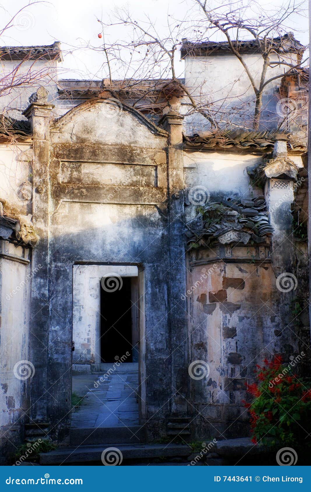 Edifícios civis antigos. Este retrato é tomou na vila de Hongcun. Apreciou sempre o nome uma vila na pintura chinesa. A casa nela está em preto, branco e as cores cinzentas, foram construídas nos 18os e 19os séculos. Cada um tem as paredes brancas, com os eaves e os pátios dados forma elaborados. O projeto das ruas e as pistas são o que se usou para ser, mantendo seu estilo de vida antigo e de arquitetura. Assim em janeiro 2000, foi nomeado pelo UNESCO como a herança cultural do mundo.