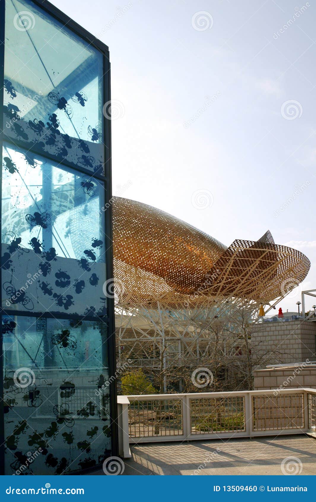 Edifícios e esculturas de vidro da casa de campo de Barcelona Olimpic