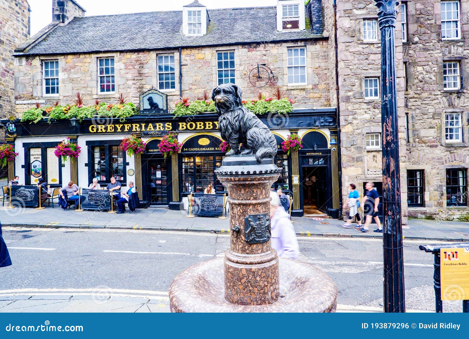 A Statue Of Greyfriars Bobby Outside The Greyfriars Public House In ...