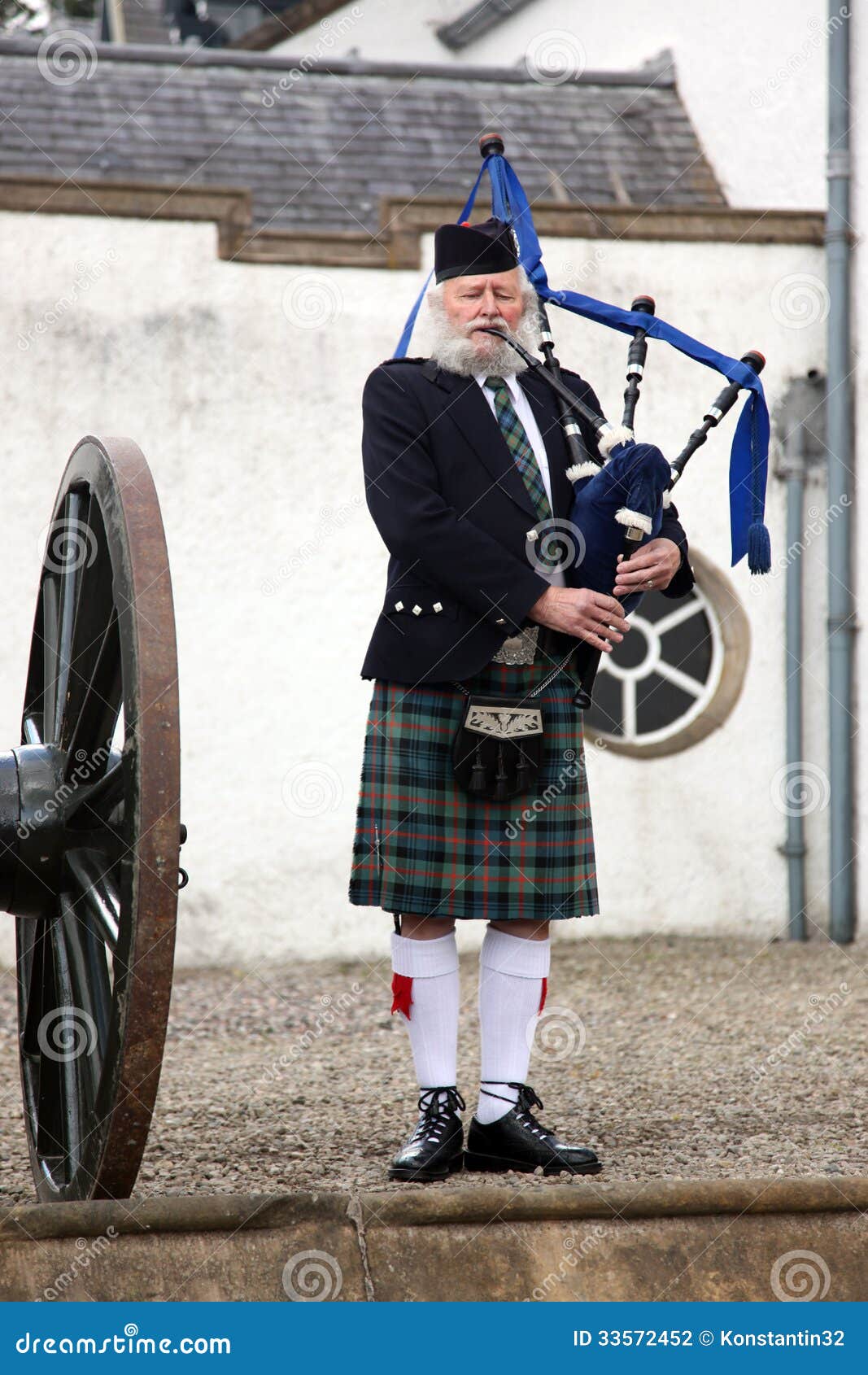 EDINBURGH, SCOTLAND,Unidentified Scottish Bagpiper Editorial Photography - Image of musician ...